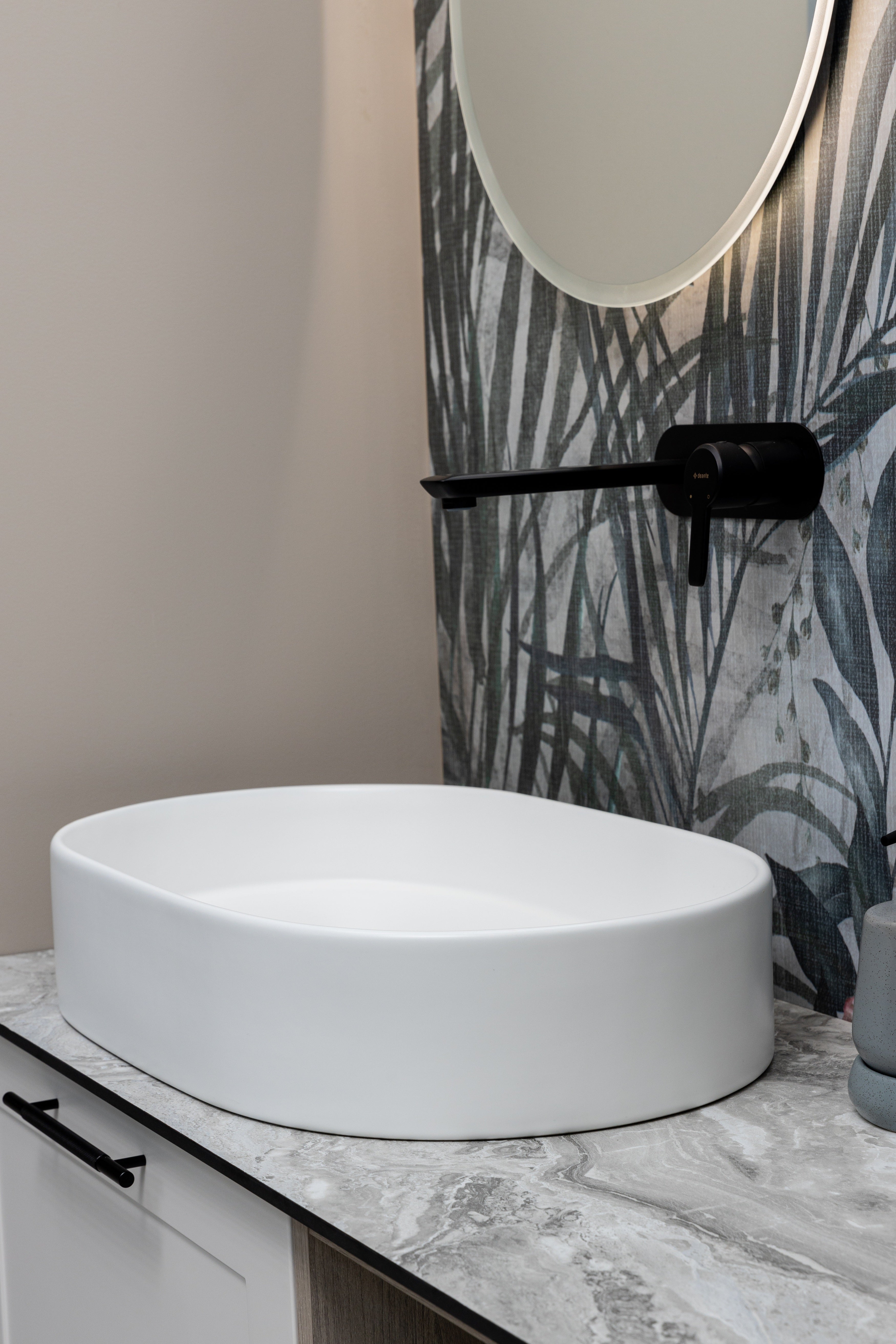 Keraminis ovalus praustuvas Aurora, 60x38x12 cm, matinė balta