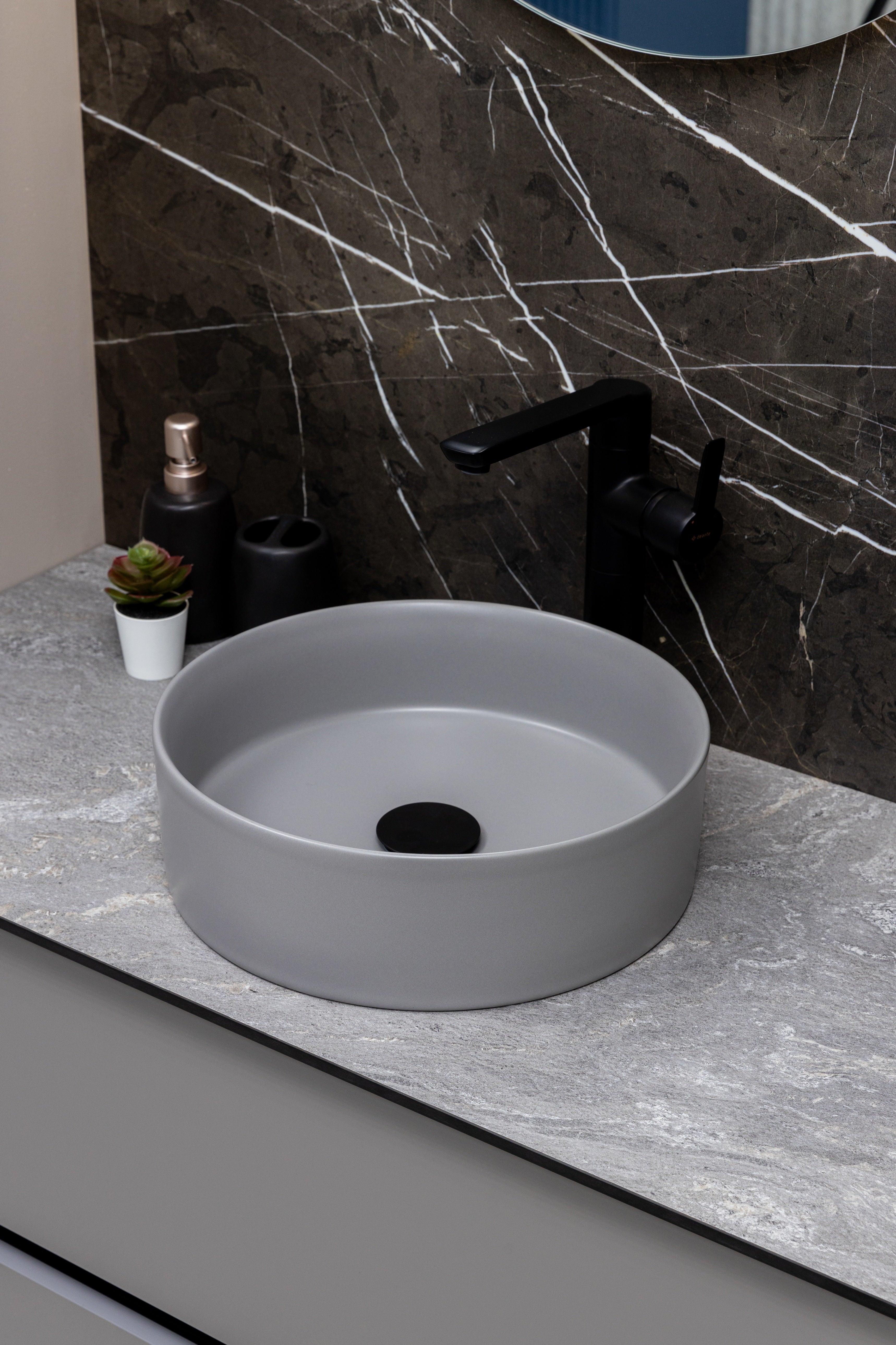 Keraminis apvalus praustuvas Oasis, 35x35x11 cm, matinė cemento pilka