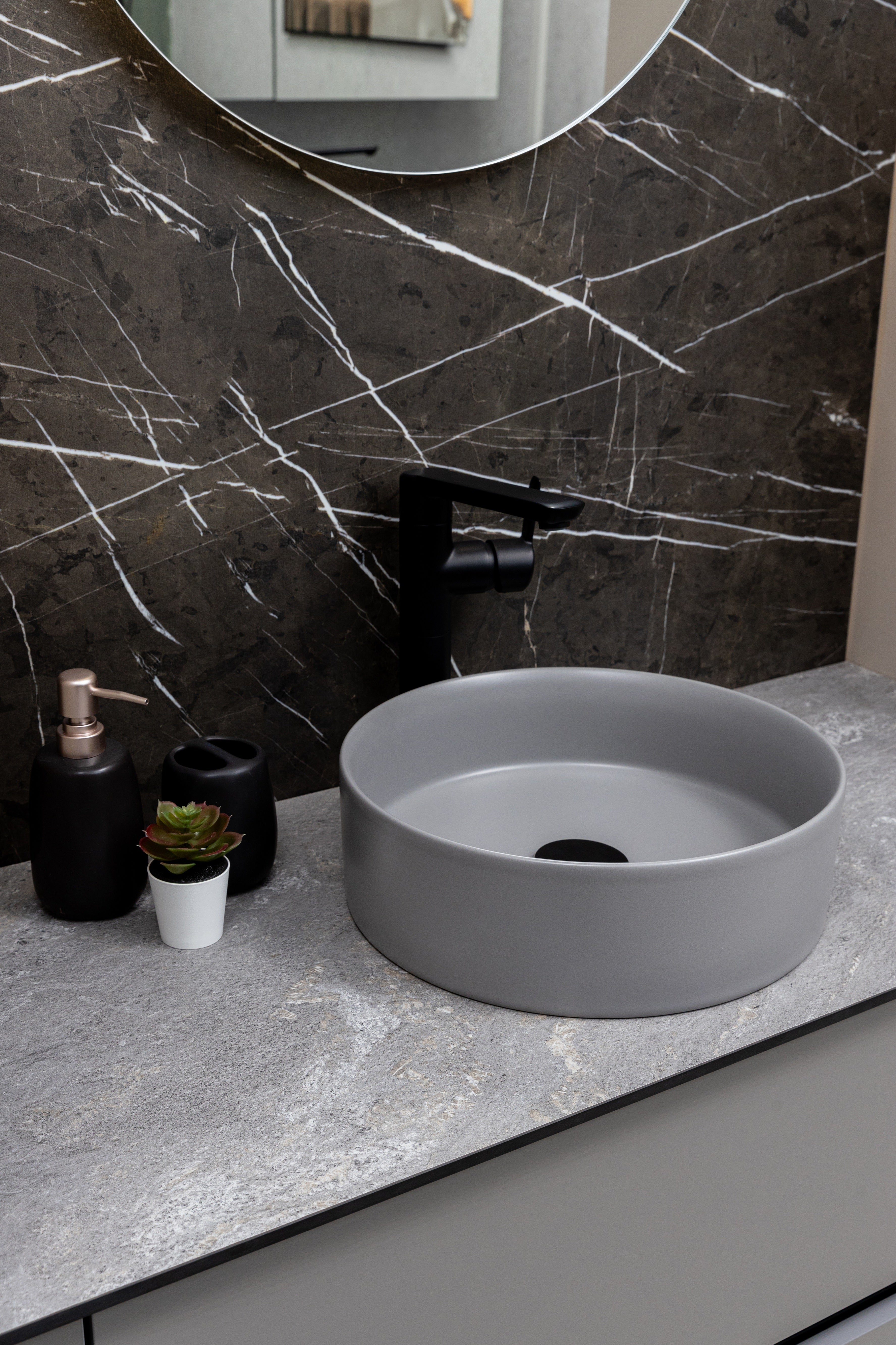 Keraminis apvalus praustuvas Oasis, 35x35x11 cm, matinė cemento pilka