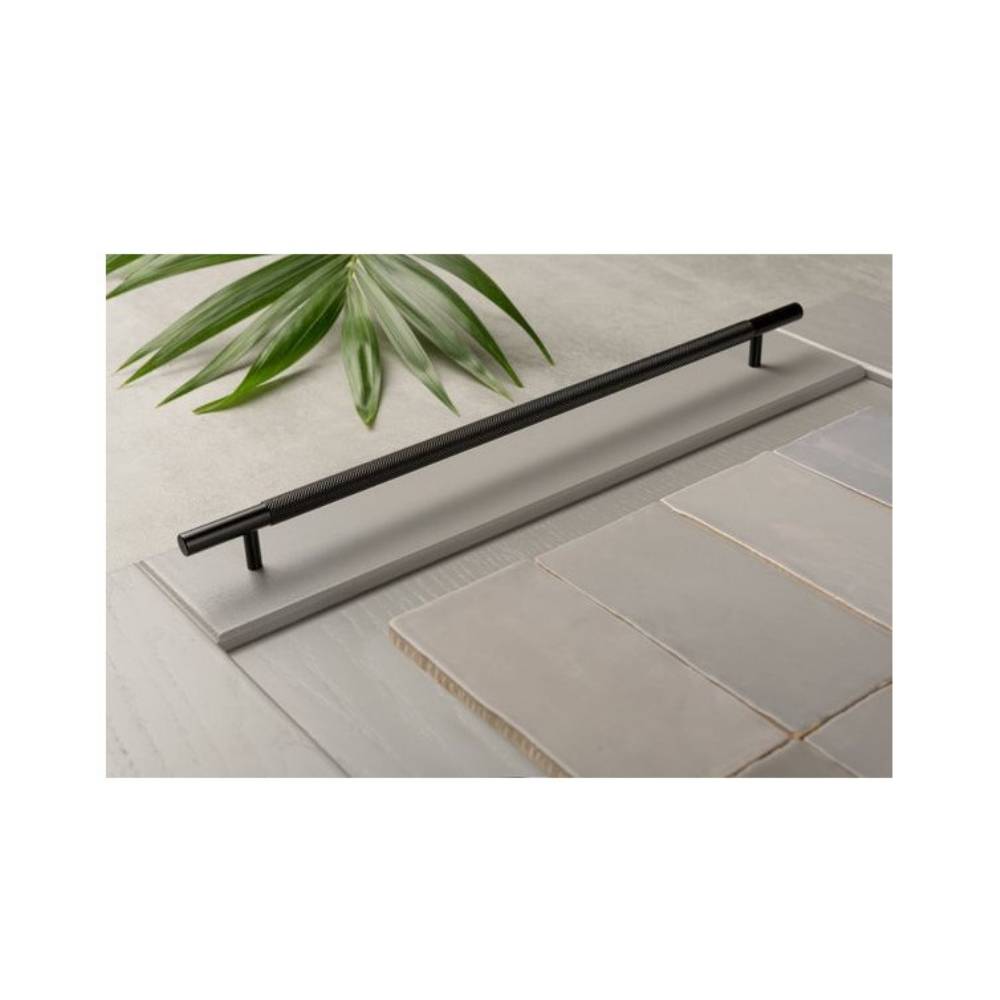 Minimalistinis dizainas, nepriekaistinga kokybe ir patogus naudojimas juoda matine rankenele suteikia baldam stiliaus ir elegancijos