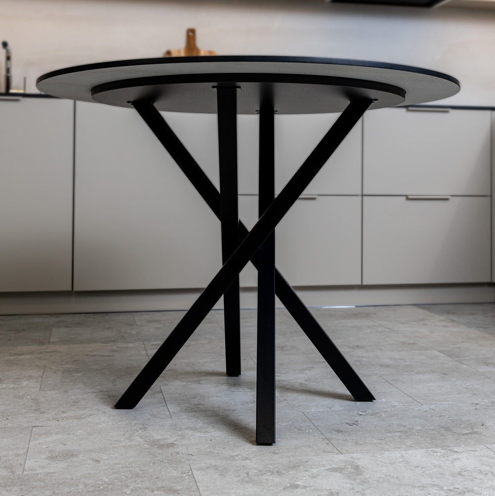 Stabilios ir tvirtos metalines valgomojo stalo kojos, puikiai tinkamos tiek moderniems, tiek industriniams interjerams. Sukryziuotos formos suteikia elegancijos ir unikalumo, o juodas metalas uztikrina ilgalaiki naudojima