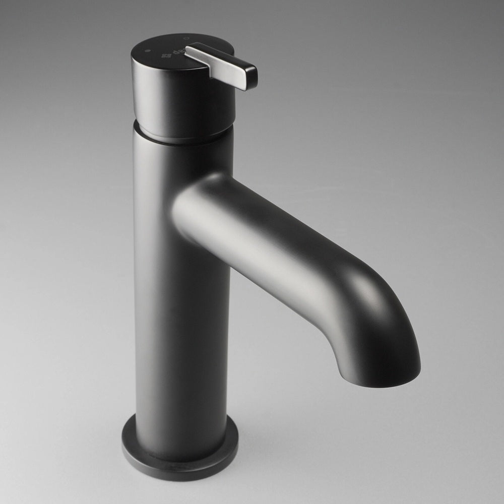 Modernus juodas praustuvo maisytuvas su minimalistine forma ir ergonomisku valdymu