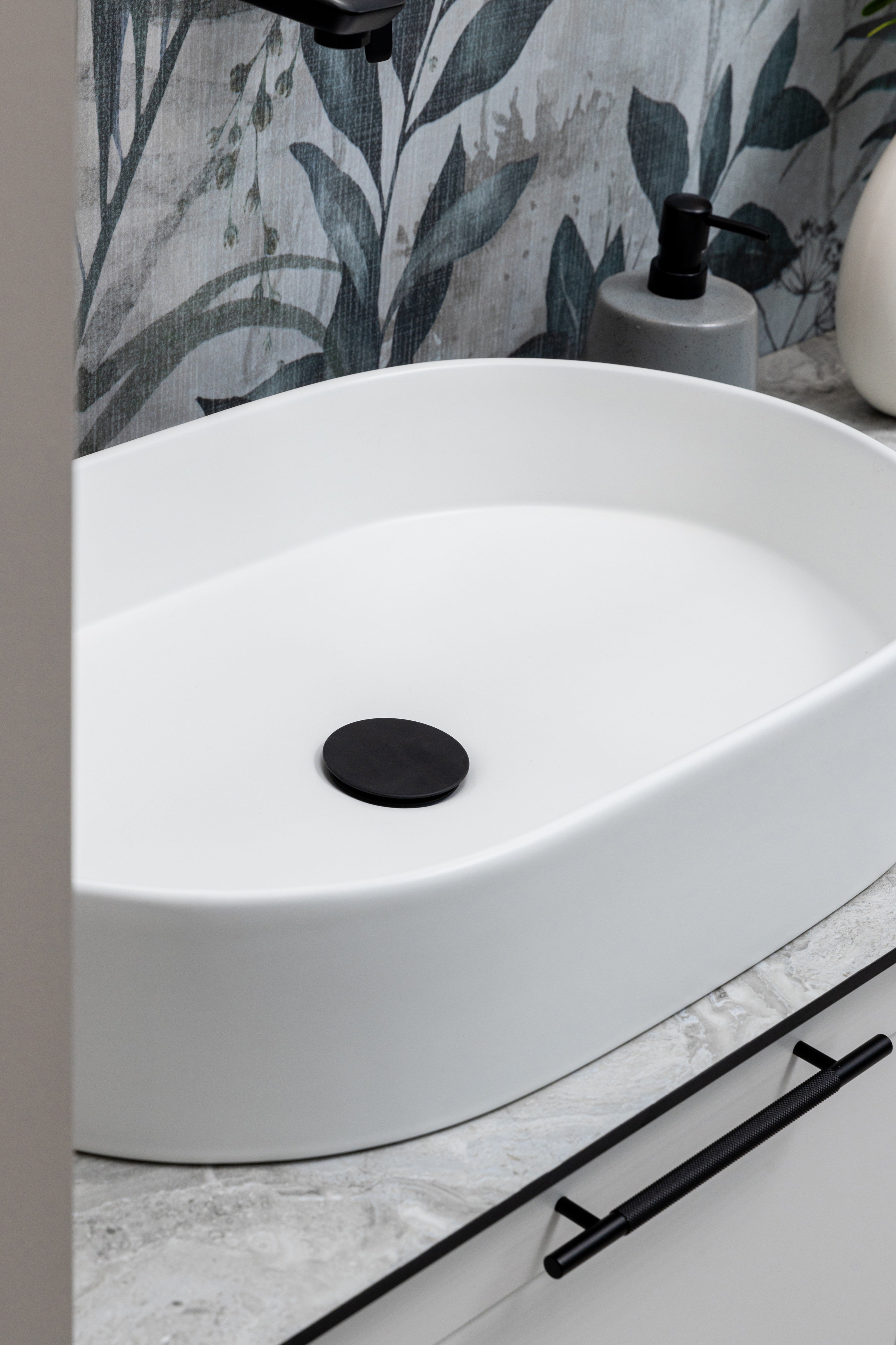 Keraminis ovalus praustuvas Aurora, 60x38x12 cm, matinė balta