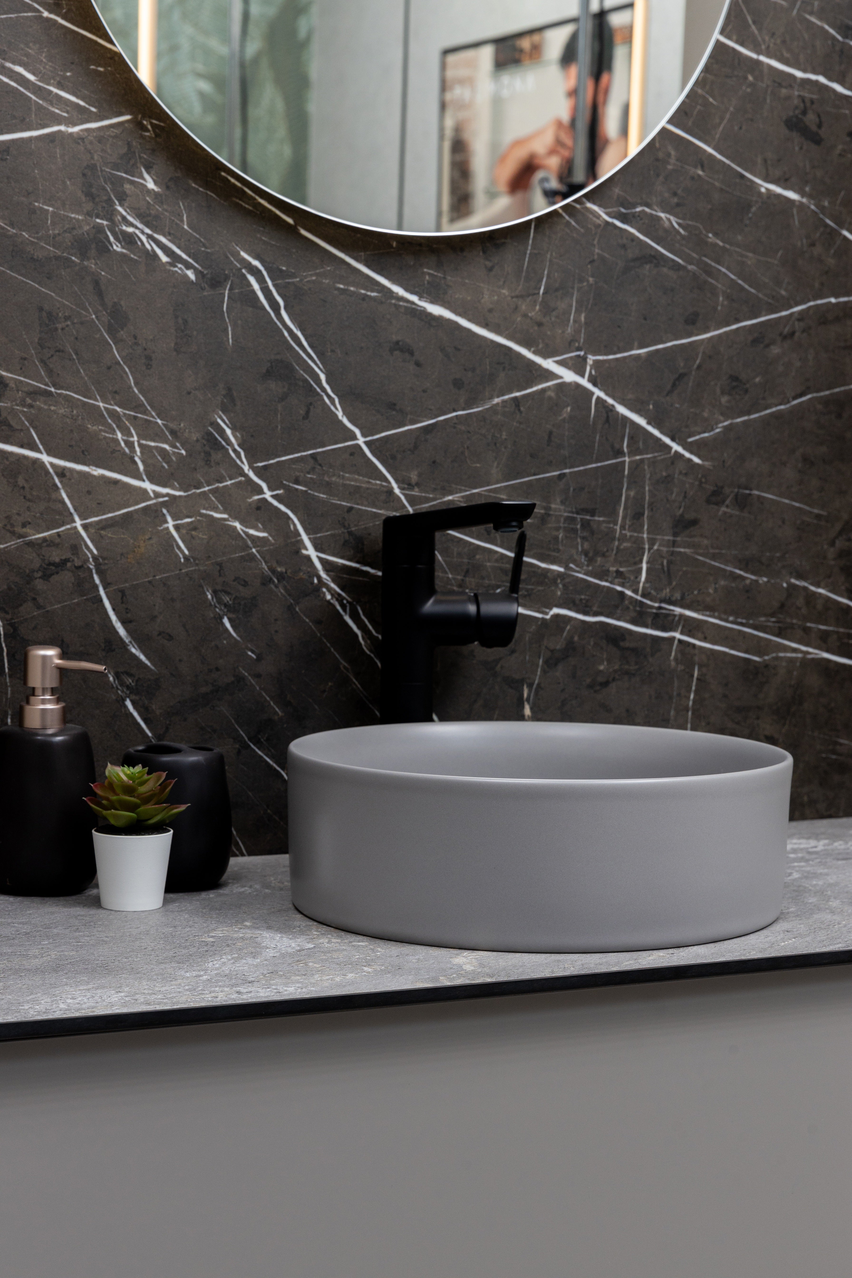 Keraminis apvalus praustuvas Oasis, 35x35x11 cm, matinė cemento pilka