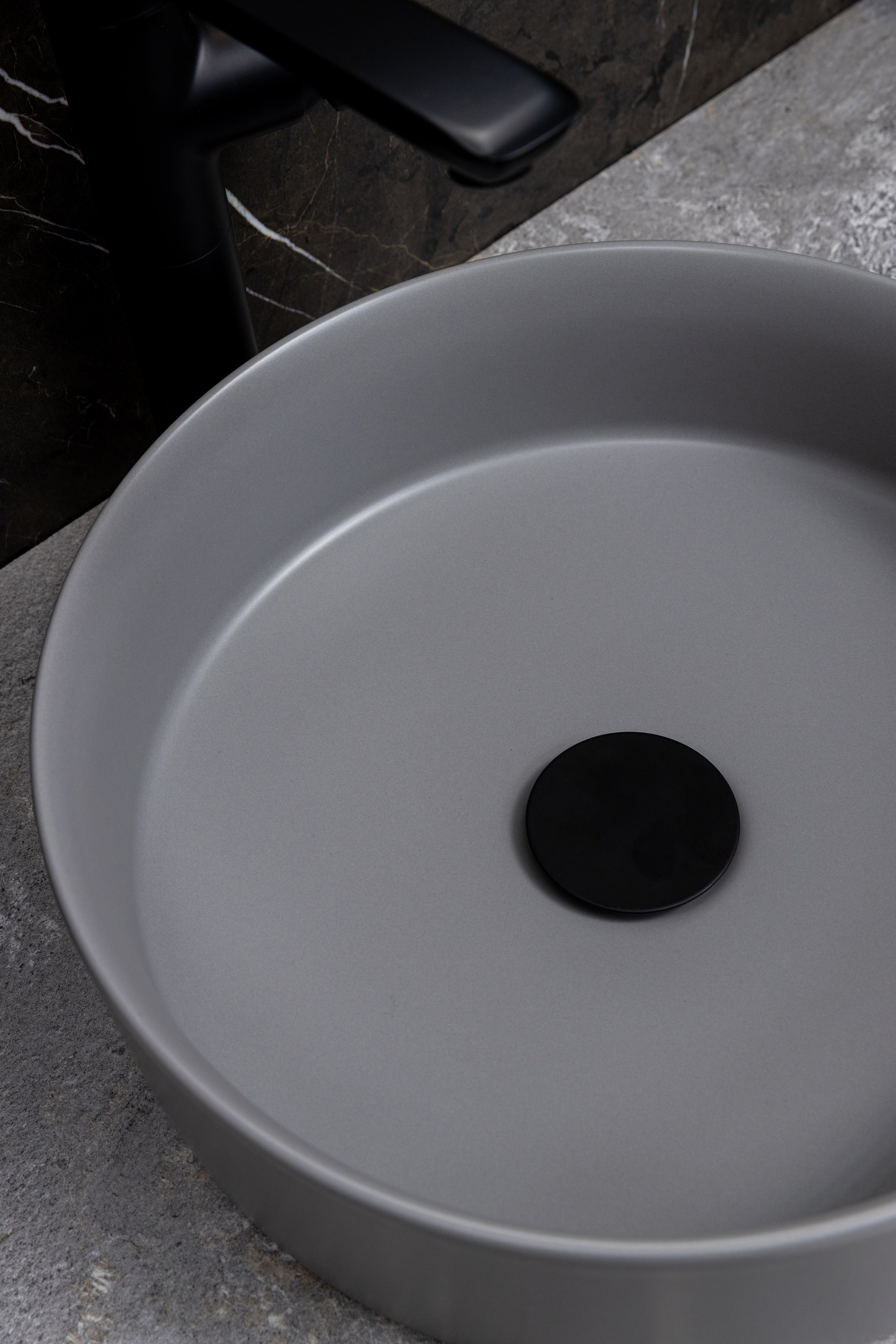 Keraminis apvalus praustuvas Oasis, 35x35x11 cm, matinė cemento pilka