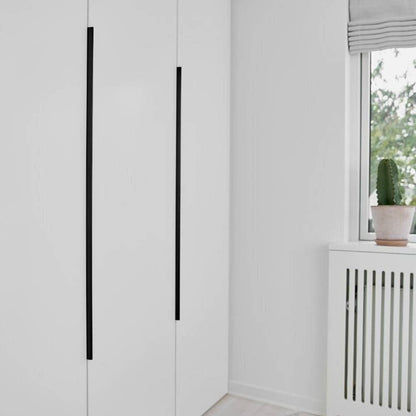 minimalistinio dizaino aliuminio rankenele suteiks baldams modernumo ir stiliaus akcenta. Ilga, islenkta forma uztikrina patogu naudojima, o aukstos kokybes medziaga garantuoja ilgaamziskuma